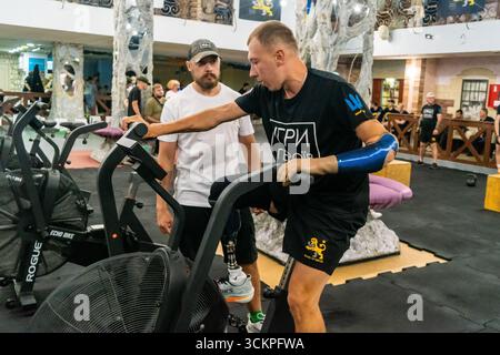 Kharkiv, Ucraina, 12 settembre 2025 l'ONG Games of Heroes è un ecosistema sportivo e di addestramento per veterani militari ucraini di gravi lesioni. Loro mi Foto Stock