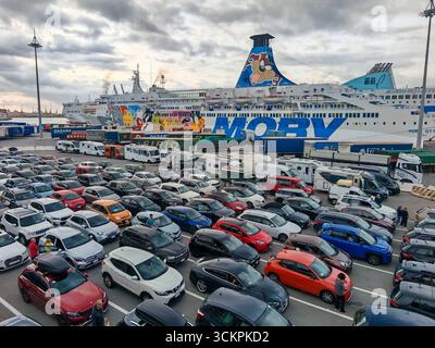 Genova, Italia - 13 settembre 2025: Il traghetto Moby Otta è ormeggiato nel porto di Genova. La nave passeggeri della compagnia di navigazione Moby collega le città portuali italiane con collegamenti marittimi attraverso il Mediterraneo ed è utilizzata per il trasporto marittimo *** Die Fähre Moby Otta liegt im Hafen von Genua. DAS Passagierschiff der Reederei Moby verbindet italienische Hafenstädte mit Fährverbindungen über das Mittelmeer und dient dem maritimen Transport Foto Stock
