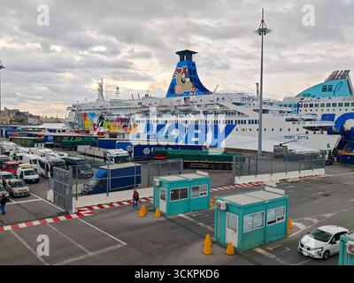 Genova, Italia - 13 settembre 2025: Il traghetto Moby Otta è ormeggiato nel porto di Genova. La nave passeggeri della compagnia di navigazione Moby collega le città portuali italiane con collegamenti marittimi attraverso il Mediterraneo ed è utilizzata per il trasporto marittimo *** Die Fähre Moby Otta liegt im Hafen von Genua. DAS Passagierschiff der Reederei Moby verbindet italienische Hafenstädte mit Fährverbindungen über das Mittelmeer und dient dem maritimen Transport Foto Stock
