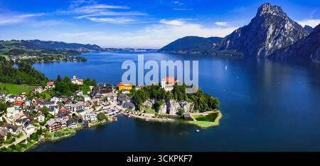 I più bei laghi austriaci - Traunsee, vista aerea del paesino panoramico peninsola Traunkirchen . vista panoramica con drone aereo. Salzkammergut, Austria Foto Stock