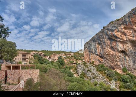Una vista panoramica di Alquezar, un villaggio medievale spagnolo nella provincia di Huesca, con le sue case in pietra dai toni caldi e i tetti in argilla Foto Stock