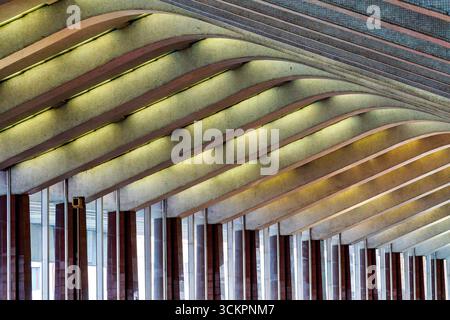 Vista interna del soffitto a baldacchino in cemento armato presso la stazione Roma termini di Roma, Italia, completata nel 1950. La struttura esemplifica il dopoguerra Foto Stock
