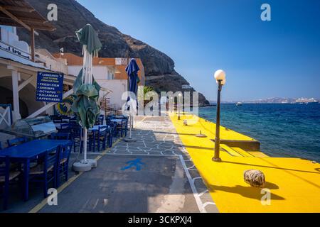 Santorini, Grecia - edifici nella zona del vecchio porto Foto Stock