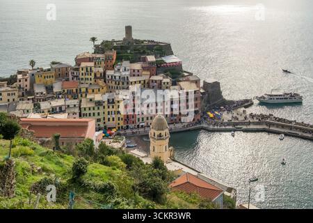 Pittoresca località turistica di Vernazza nella famosa zona costiera delle cinque Terre, Liguria, Italia Foto Stock