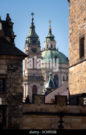 Chiesa di San Nicola, Chiesa cattolica romana barocca nel distretto di Mala strana a Praga, Repubblica Ceca il 5 marzo 2025 Foto Stock
