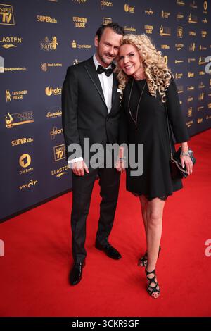 Goldene Henne 2025 Roter Teppich Roter Teppich David Böthig und Victoria Herrmann Goldene Henne 2025, 12.09.2025, Lipsia *** Goldene Henne 2025 Red Carpet David Böthig and Victoria Herrmann Goldene Henne 2025, 12 09 2025, Lipsia Copyright: XEventpressxFuhrx Foto Stock