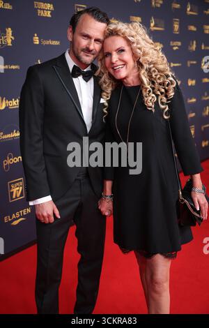 Goldene Henne 2025 Roter Teppich Roter Teppich David Böthig und Victoria Herrmann Goldene Henne 2025, 12.09.2025, Lipsia *** Goldene Henne 2025 Red Carpet David Böthig and Victoria Herrmann Goldene Henne 2025, 12 09 2025, Lipsia Copyright: XEventpressxFuhrx Foto Stock