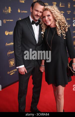 Goldene Henne 2025 Roter Teppich Roter Teppich David Böthig und Victoria Herrmann Goldene Henne 2025, 12.09.2025, Lipsia *** Goldene Henne 2025 Red Carpet David Böthig and Victoria Herrmann Goldene Henne 2025, 12 09 2025, Lipsia Copyright: XEventpressxFuhrx Foto Stock