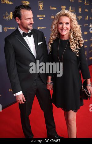 Goldene Henne 2025 Roter Teppich Roter Teppich David Böthig und Victoria Herrmann Goldene Henne 2025, 12.09.2025, Lipsia *** Goldene Henne 2025 Red Carpet David Böthig and Victoria Herrmann Goldene Henne 2025, 12 09 2025, Lipsia Copyright: XEventpressxFuhrx Foto Stock