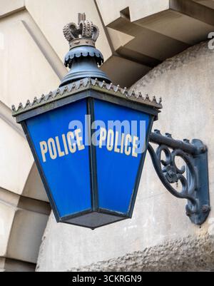 lanterna blu per una stazione di polizia. Questi tipi di lanterne sono tradizionalmente utilizzati per marcare le stazioni di polizia nel Regno Unito, Foto Stock