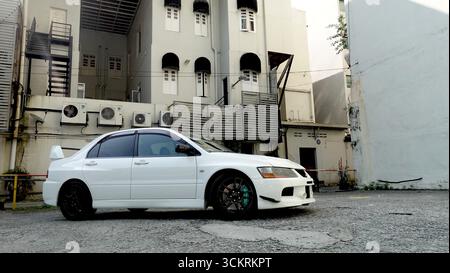 Mitsubishi Evo 9 bianca su una strada urbana Foto Stock