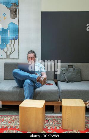Web Developer Coding sul computer per sviluppare il codice Foto Stock