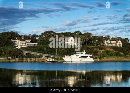 Yacht di lusso attraccato a Stage Island a Chatham. Foto Stock