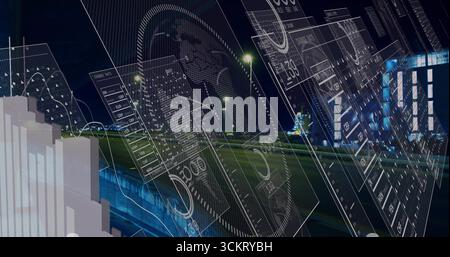 Proiettando mappe olografiche traslucide sulla strada della città di notte, con barriere di sicurezza e lampioni Foto Stock