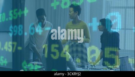 Quattro donne che collaborano in abiti da lavoro attorno al tavolo della sala riunioni, con sovrapposizione numerica Foto Stock