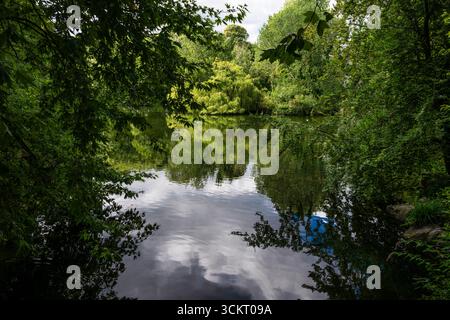 Il lago artificiale di Stephens Green, un parco municipale nel centro di Dublino, Irlanda Foto Stock