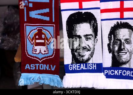 Jack Grealish dell'Everton presenta una sciarpa in vendita su una bancarella di merchandising davanti all'Hill Dickinson Stadium, Liverpool. Data foto: Sabato 13 settembre 2025. Foto Stock