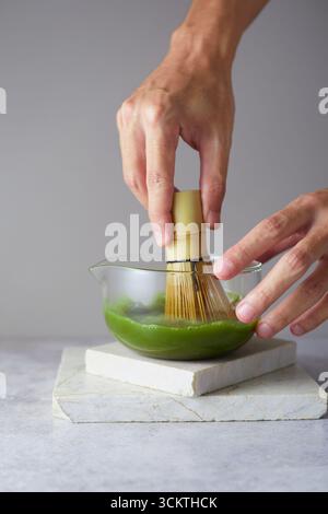 Primo piano, tè verde matcha puro, menu caffetteria Foto Stock