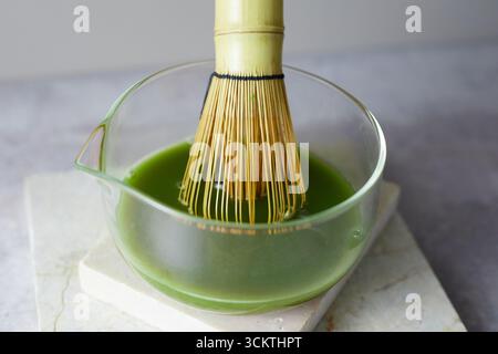 Primo piano, tè verde matcha puro, menu caffetteria Foto Stock