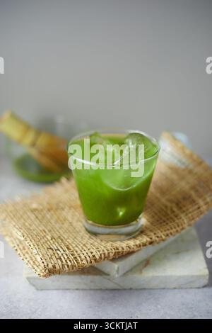 Primo piano, tè verde matcha puro, menu caffetteria Foto Stock