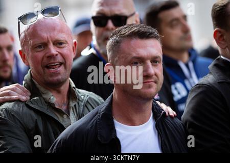 Londra, Regno Unito. 13 settembre 2025. Tommy Robinson e la sua sicurezza marciano con la folla oltre le camere del Parlamento per la marcia Unite del Regno in città. Una contro-dimostrazione è stata organizzata anche da Stand Up to Racism, che ha visto 16000 agenti di polizia schierati per mantenere la pace.ÊÊAndy Barton/Alamy Live News Credit: Andy Barton/Alamy Live News Foto Stock