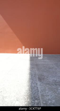 Ombra esterna organica, diagonale su una parete arancione e texture grigia, effetto sovrapposizione per foto. Effetto texture chiaro. Foto Stock