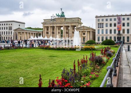Aiuole a Pariser Platz, con sullo sfondo la porta di Brandeburgo, a Mitte, Berlino, Germania Foto Stock