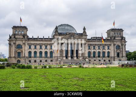 Edificio del Reichstag da Platz der Republik a Mitte, Berlino, Germania Foto Stock