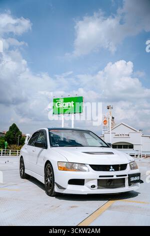 Mitsubishi Evo 9 bianca su una strada urbana Foto Stock