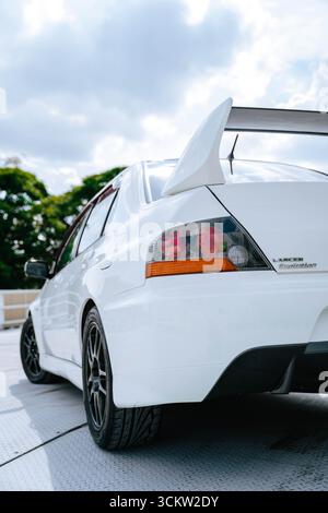 Mitsubishi Evo 9 bianca su una strada urbana Foto Stock