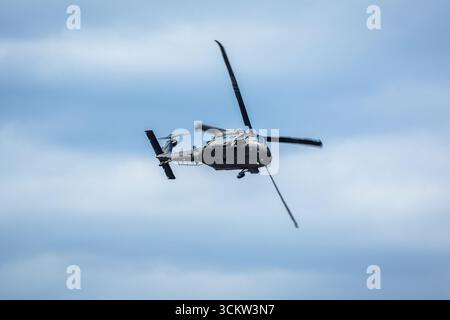 Forza aerea svedese - Sikorsky UH-60 Black Hawk, trasportato in volo presso il Royal International Air Tattoo il 18 luglio 2025. Foto Stock