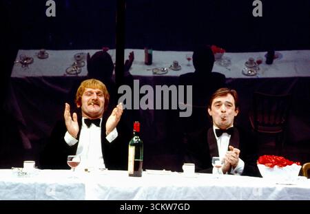 l-r: Malcolm Storry (Clive Heap), Ron Cook (Mark Craven) in TELEVISION TIMES di Peter Prince alla Royal Shakespeare Company (RSC), The Warehouse, Londra WC2 09/12/1980 design: Mary Moore illuminazione: Michael Calf regista: Stephen Frears Foto Stock