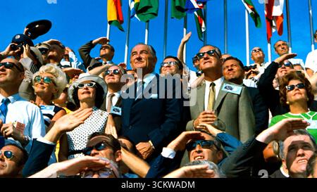 CENTRO SPAZIALE KENNEDY, FLORIDA, Stati Uniti - 16 luglio 1969 - il Vice Presidente degli Stati Uniti Spiro Agnew e l'ex Presidente Lyndon B Johnson assistono allo storico lancio del razzo Apollo 11 Saturn V dal Launch Pad 39A al Kennedy Space Center, Florida, USA alle 9:32 EDT - foto: Geopix/NASA Foto Stock