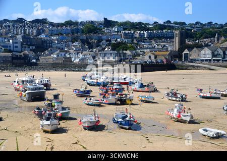 Barche da pesca legate a Low Tide on the Beach a St Ives Harbour sul Southwest Costal Path, Cornovaglia, Inghilterra, Regno Unito Foto Stock