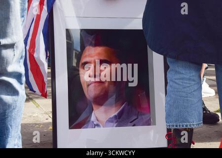 Londra, Inghilterra, Regno Unito. 13 settembre 2025. Un manifestante ha una foto di Charlie Kirk mentre i manifestanti di estrema destra marciavano verso Westminster e tenevano una manifestazione, sotto il nome di "Unite il Regno", fuori Downing Street. (Credit Image: © Vuk Valcic/ZUMA Press Wire) SOLO PER USO EDITORIALE! Non per USO commerciale! Foto Stock