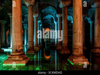 Vista interna della Cisterna Basilica con colonne illuminate e luci colorate, storico punto di riferimento sotterraneo nella città vecchia di Istanbul, Turkiye Foto Stock