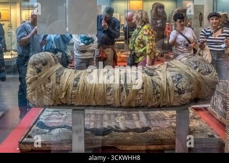 Persone che osservano la mummia egiziana di una giovane donna del II secolo nel British Museum. Cleopatra, figlia di Candace della sepoltura della famiglia Soter. Foto Stock