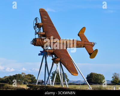 Sulla statua di Freedom's Wings, scultura in memoria di Avro Lancaster nel Lincolnshire, Inghilterra. Con una lunghezza di 26 m e un'apertura alare di 31 m, il Foto Stock