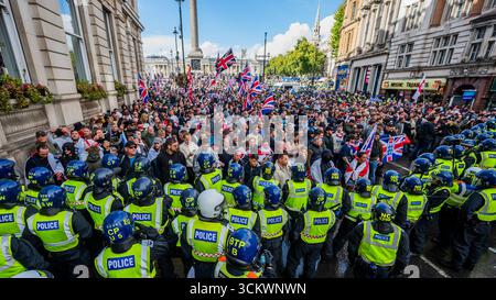Londra, Regno Unito. 13 settembre 2025. Una protesta di estrema destra - Una marcia e un raduno "Unite the Kingdom" organizzato da Stephen Yaxley Lennon, noto anche come Tommy Robinson. Crediti: Guy Bell/Alamy Live News Foto Stock
