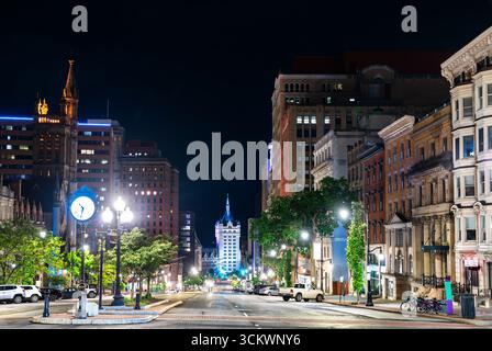 Vista notturna lungo State Street nel centro di Albany, New York, fiancheggiata da architettura storica e lampioni, Stati Uniti Foto Stock