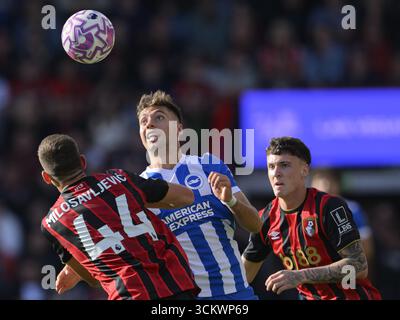 Bournemouth, Regno Unito. 13 settembre 2025. Bournemouth, Inghilterra, 13 settembre 2025: Stefanos Tzimas (centro) di Brighton & Hove Albion sotto la pressione di Veljko Milosavljevic di Bournemouth? (A sinistra) e Alex Jimenez (a destra) durante la partita di Premier League tra Bournemouth e Brighton al Vitality Stadium di Bournemouth, Inghilterra. Credito: SPP Sport Press Photo. /Alamy Live News Foto Stock