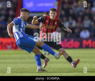 Bournemouth, Regno Unito. 13 settembre 2025. Bournemouth, Inghilterra, 13 settembre 2025: Stefanos Tzimas di Brighton & Hove Albion (a sinistra) combatte contro James Milner di Brighton & Hove Albion (a destra) durante la partita di Premier League tra Bournemouth e Brighton al Vitality Stadium di Bournemouth, in Inghilterra. Credito: SPP Sport Press Photo. /Alamy Live News Foto Stock
