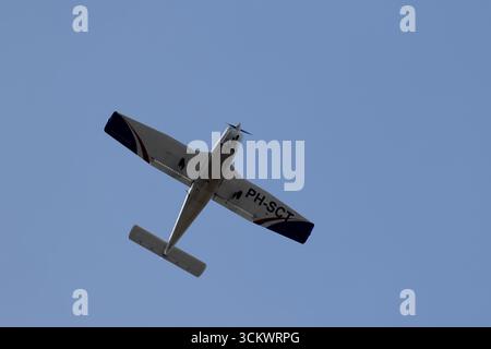 Piper PA-28-161 Warrior II PH-SCT passa sopra Amsterdam, Paesi Bassi durante la Sail 2025, vista dal basso dell'aviazione generale monomotore ad ala bassa. Foto Stock