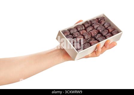 datteri frutto nel percorso della mano isolato sul bianco Foto Stock