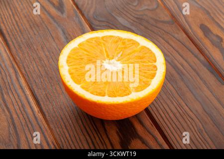arance tagliate a fette su fondo in legno marrone Foto Stock