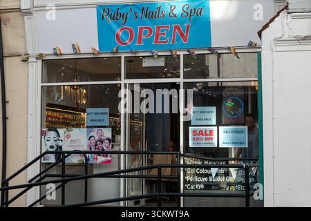 Ruby's Nails & Spa a Bishops Stortford, Regno Unito, con un cartello aperto, servizi offerti e buoni regalo. Foto Stock