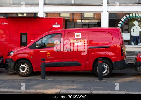Un furgone rosso per la consegna della Royal mail davanti a un ufficio di smistamento postale a Bishops Stortford, Hertfordshire, Regno Unito. Il furgone presenta il logo Royal mail. Foto Stock