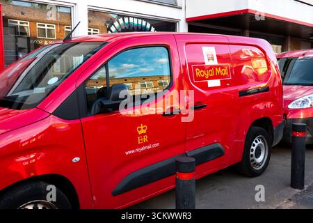 Un furgone rosso brillante della Royal mail è parcheggiato fuori dall'ufficio di smistamento a Bishops Stortford, Hertfordshire, Inghilterra. Foto Stock