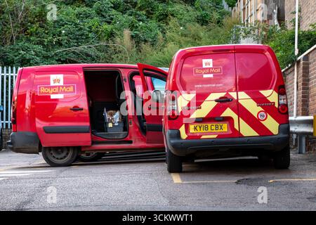 Due furgoni rossi della Royal mail sono parcheggiati con le loro porte aperte, rivelando l'interno e parcheggiati accanto all'ufficio di smistamento di Bishops Stortford. Foto Stock