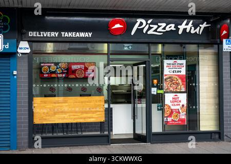 Il ristorante Pizza Hut a Bishops Stortford, Hertfordshire, Regno Unito, offre servizio di consegna a domicilio e asporto. Sul negozio vengono visualizzate le promozioni dei menu. Foto Stock